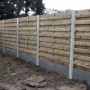 Schutting hout met betonplaat onderaan